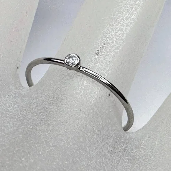 14K white gold 0.03ct G/VS2 round brilliant Solitaire Diamond stackable ring sz6 - Picture 1 of 7